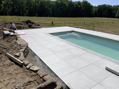 Pool, Terrasse und Mauer