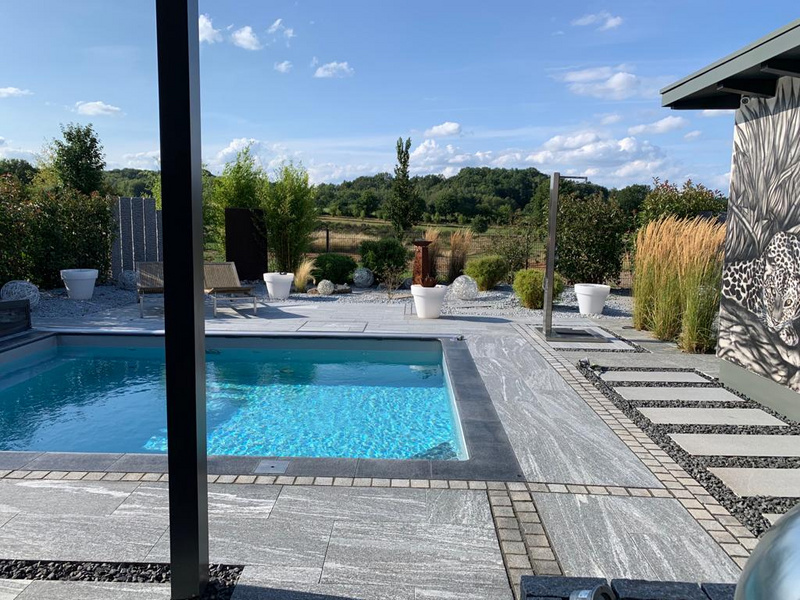 Pool-Terrasse mit Granitplatten und Pflaster