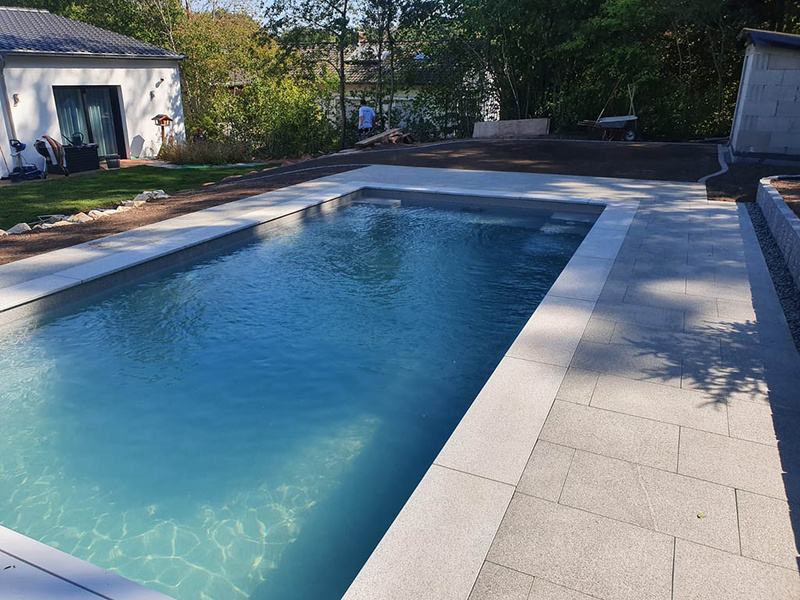 Pool mit hellem und dunklem Granit