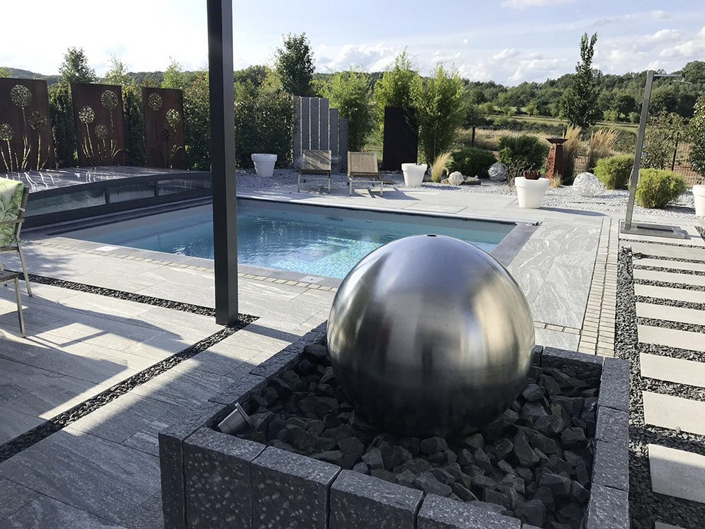 Pool und Terrasse