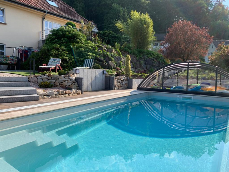 Pool mit schiebbarer Abdeckung aus Klarglas