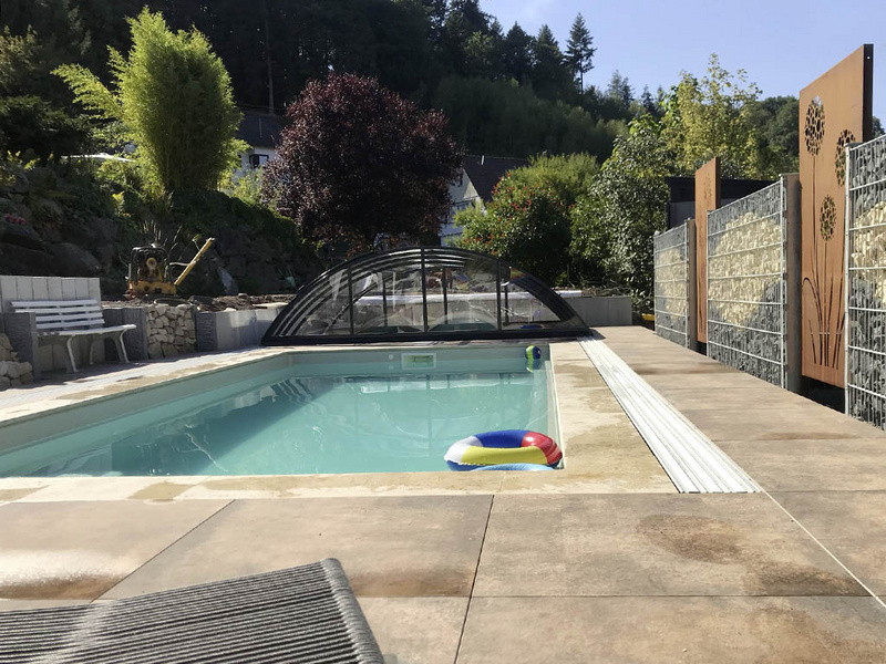 Pool mit Sichtschutz aus Gabionen und Cortenstahl
