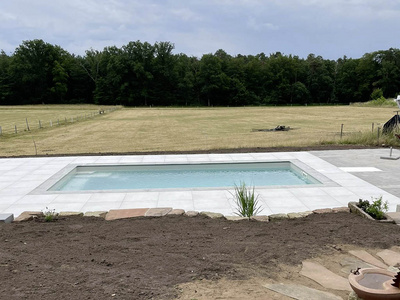 Pool in die Landschaft integriert