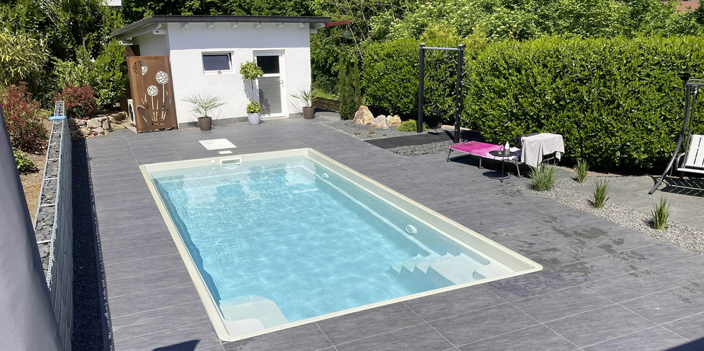 Pool und Terrasse am Haus