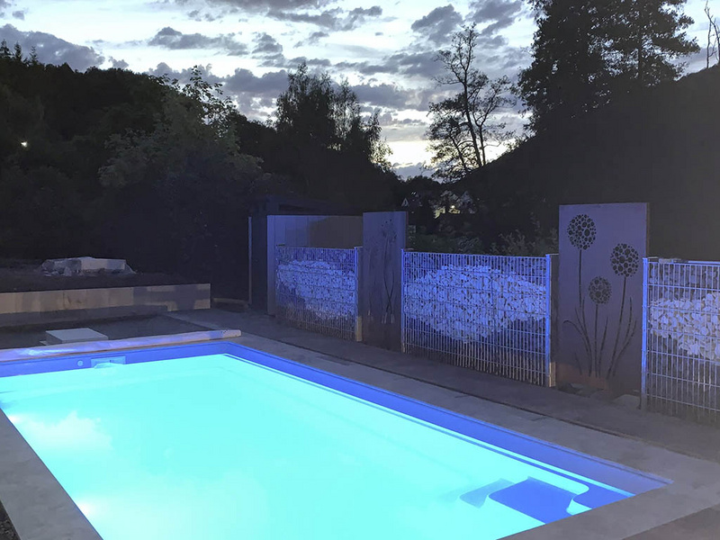 Pool mit LED-Beleuchtung und Farbwechsel