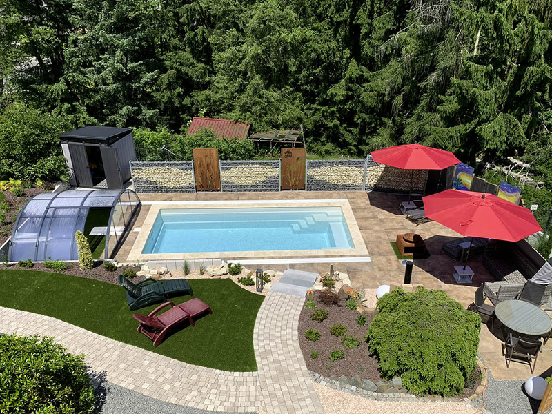 Pool mit Terrasse, Abdeckung und Sichtschutz