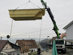 Pool hängt am Kran 