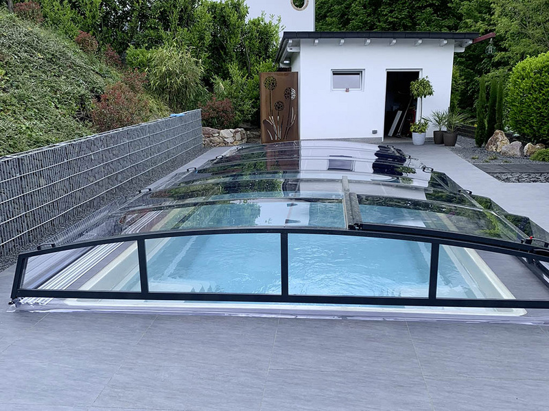 Pool mit flacher Glas-Abdeckung 