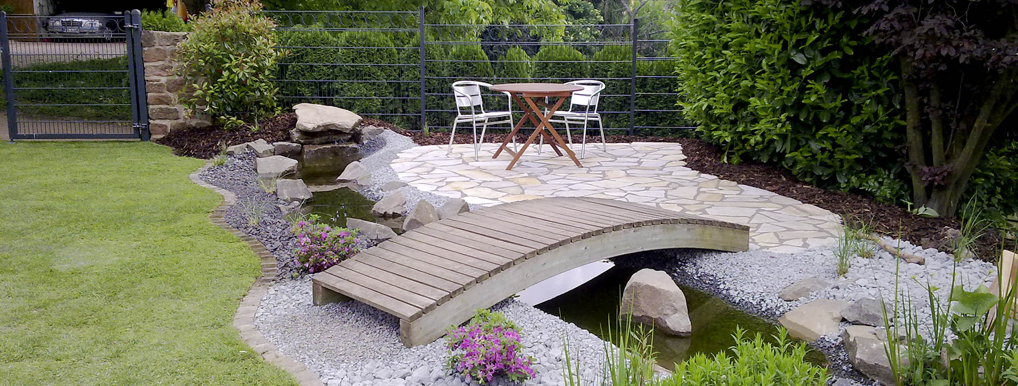 Sitzplatz, Bachlauf mit Holzbrücke