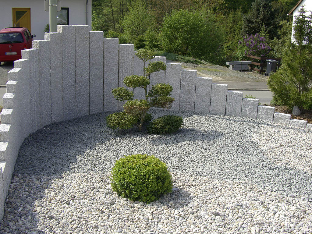 Gartenpalisaden mit Bonsai