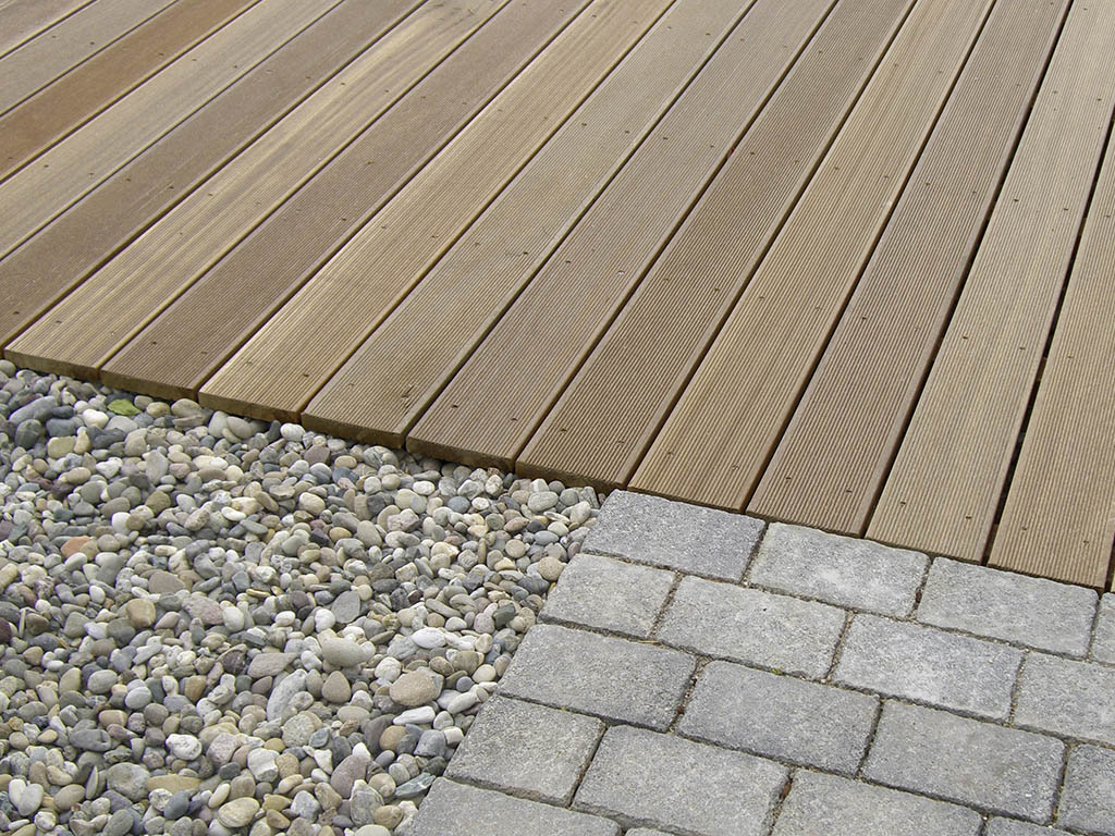 Holzterrasse mit Anschluss an Pflasterweg 