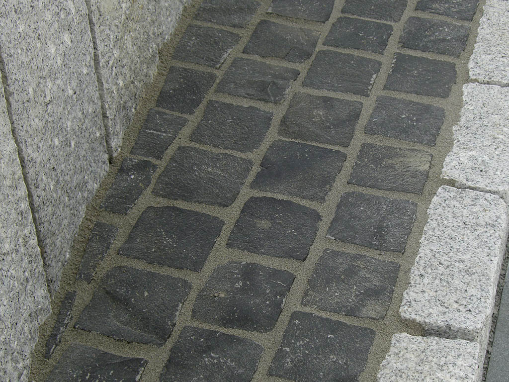 Palisaden und Basaltpflaster verfugt 
