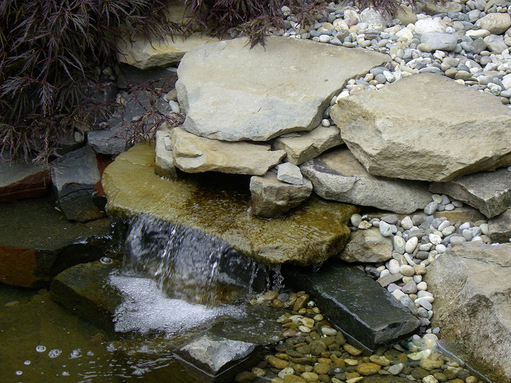 Quelle mit plattigen Hartsteinen 