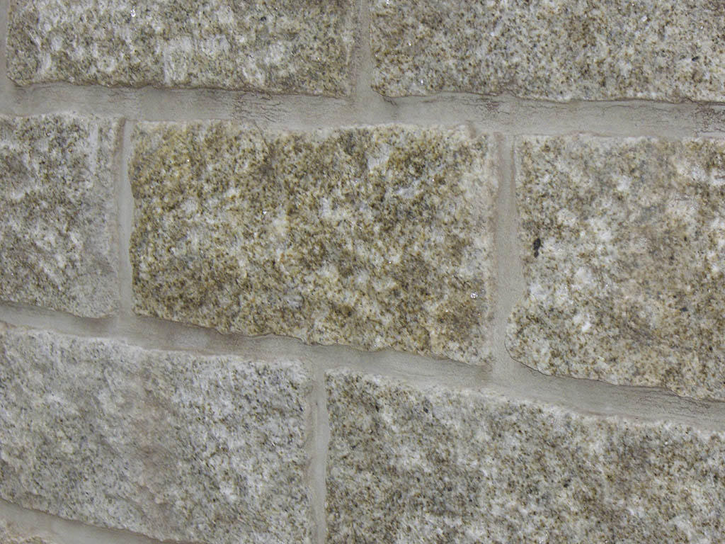 Mauer aus Granitblöcken vertieft verfugt 