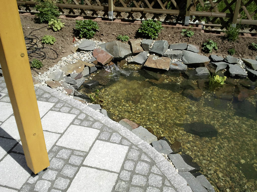 Natursteinterrasse und Teich 