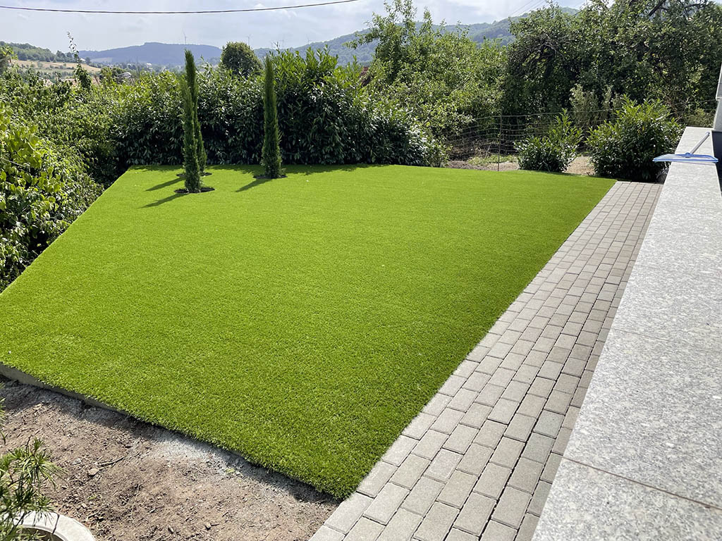 Kunstrasenfläche mit exakter Kantenbearbeitung