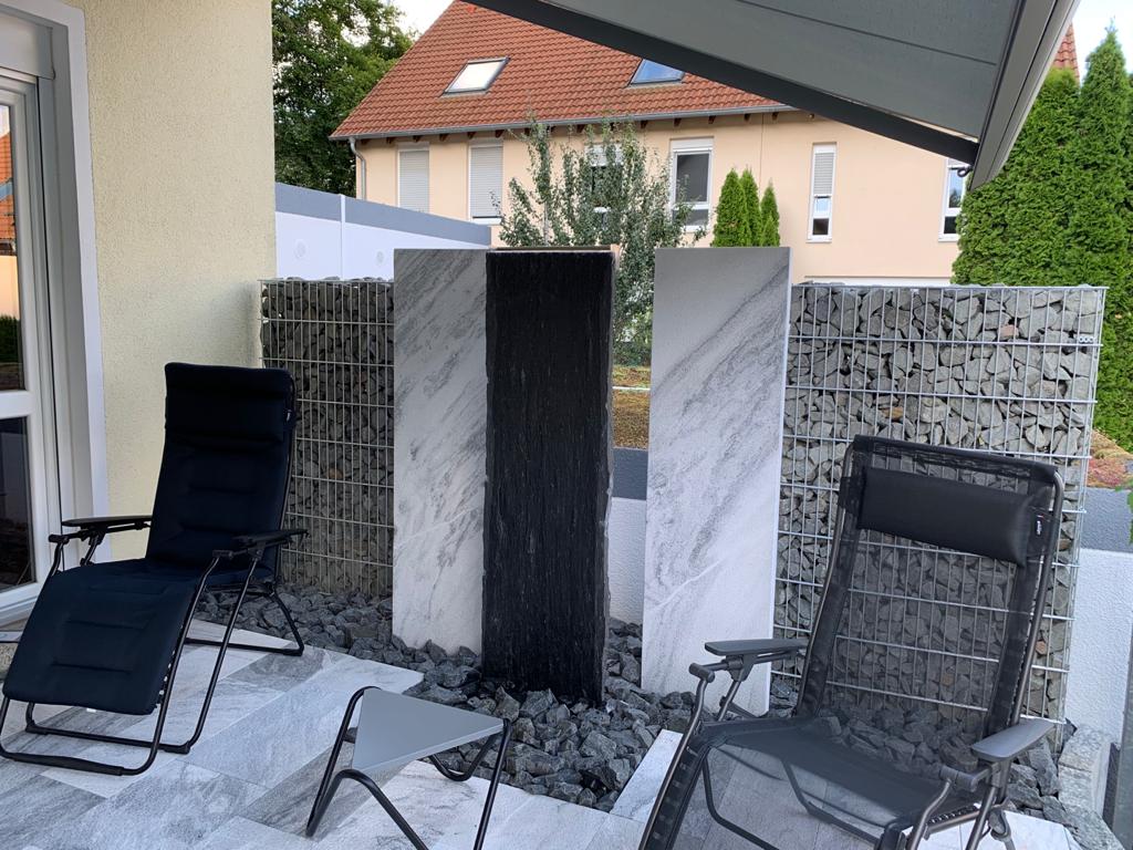 Wasserwand mit zweierlei Naturstein 