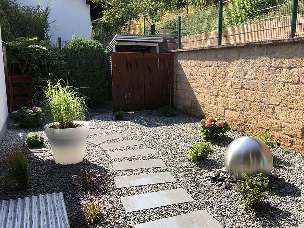 Kleiner Garten mit Wasserspiel und Leuchtkübel