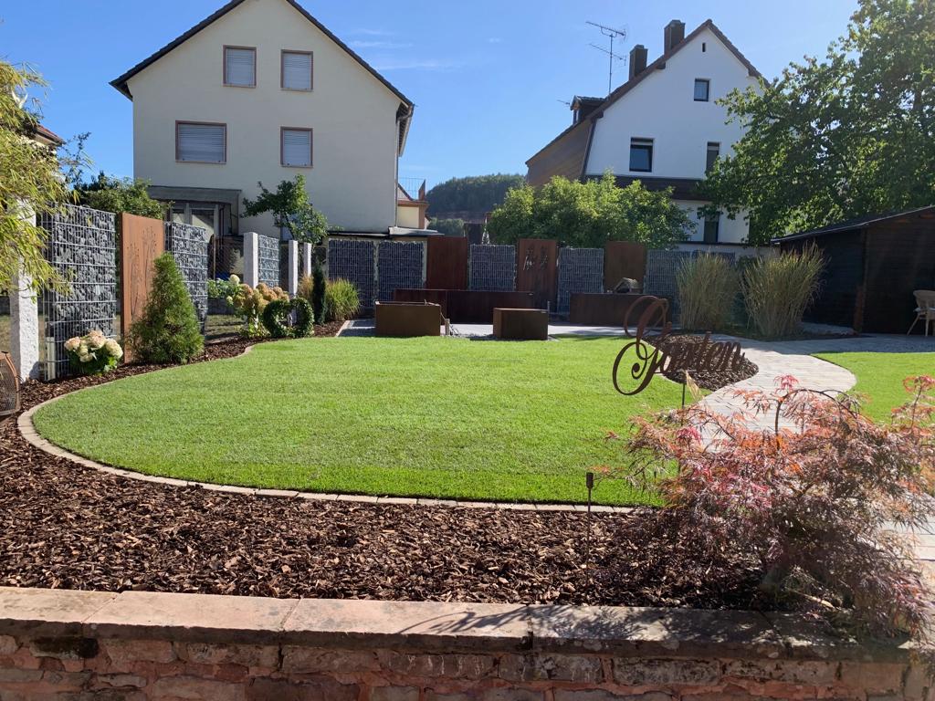 Weg zur Terrasse mit Sichtschutz 