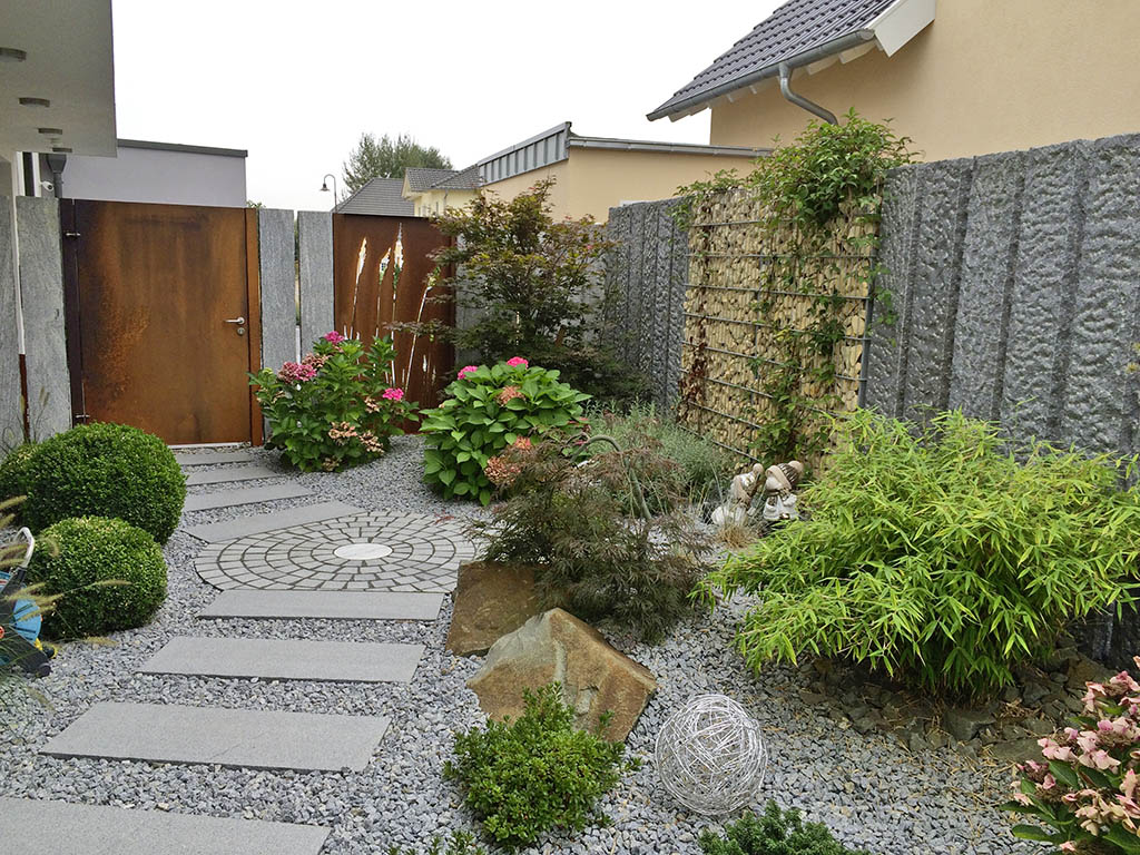 Schrittplatten durch den Garten 