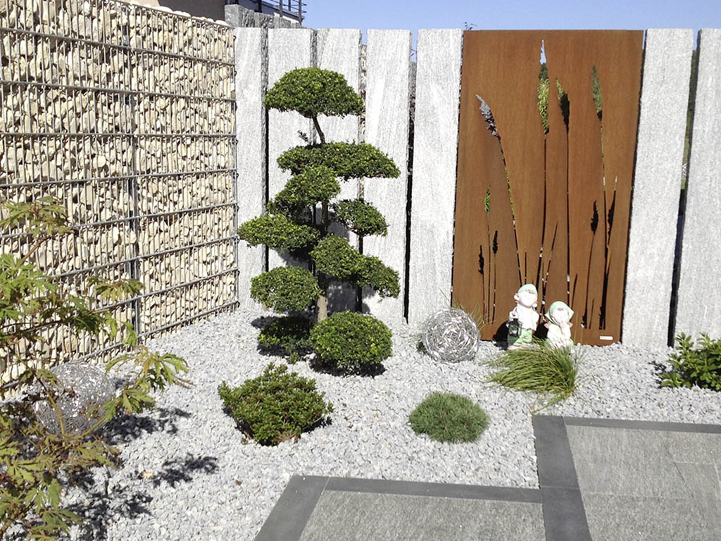 Sichtschutz mit Naturstein und Cortenstahl 