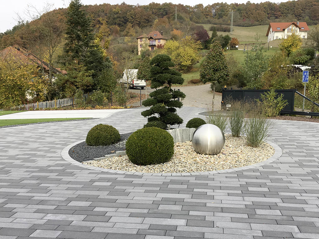 Rondell mit Brunnen und Bonsai 
