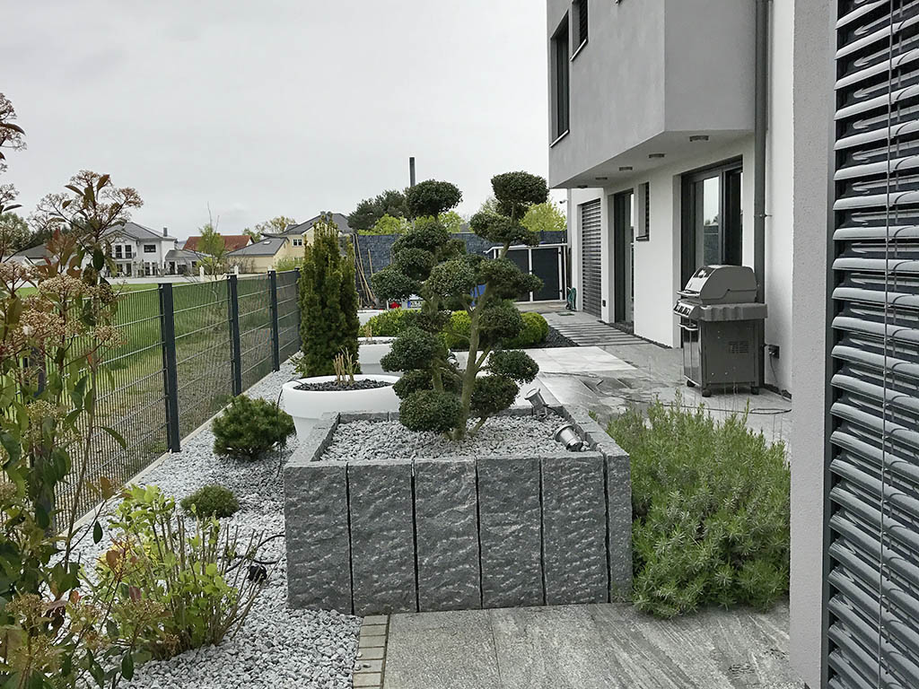 Hochbeet aus Naturstein mit Bonsai