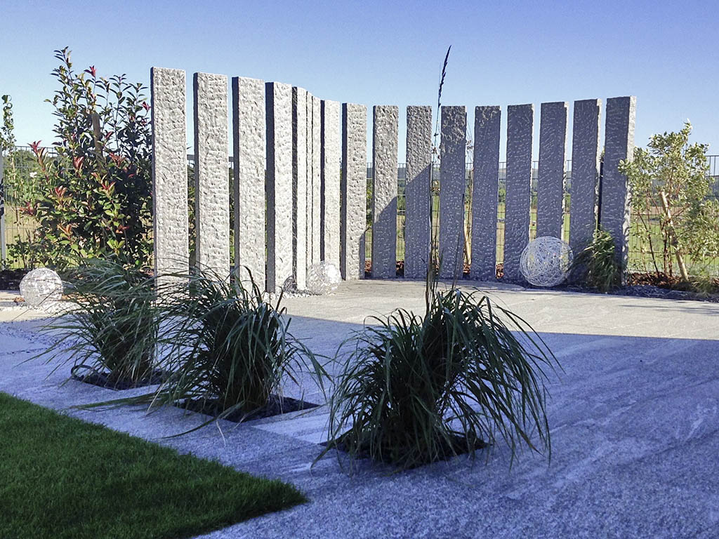 Sichtschutz mit Natursteinstelen 