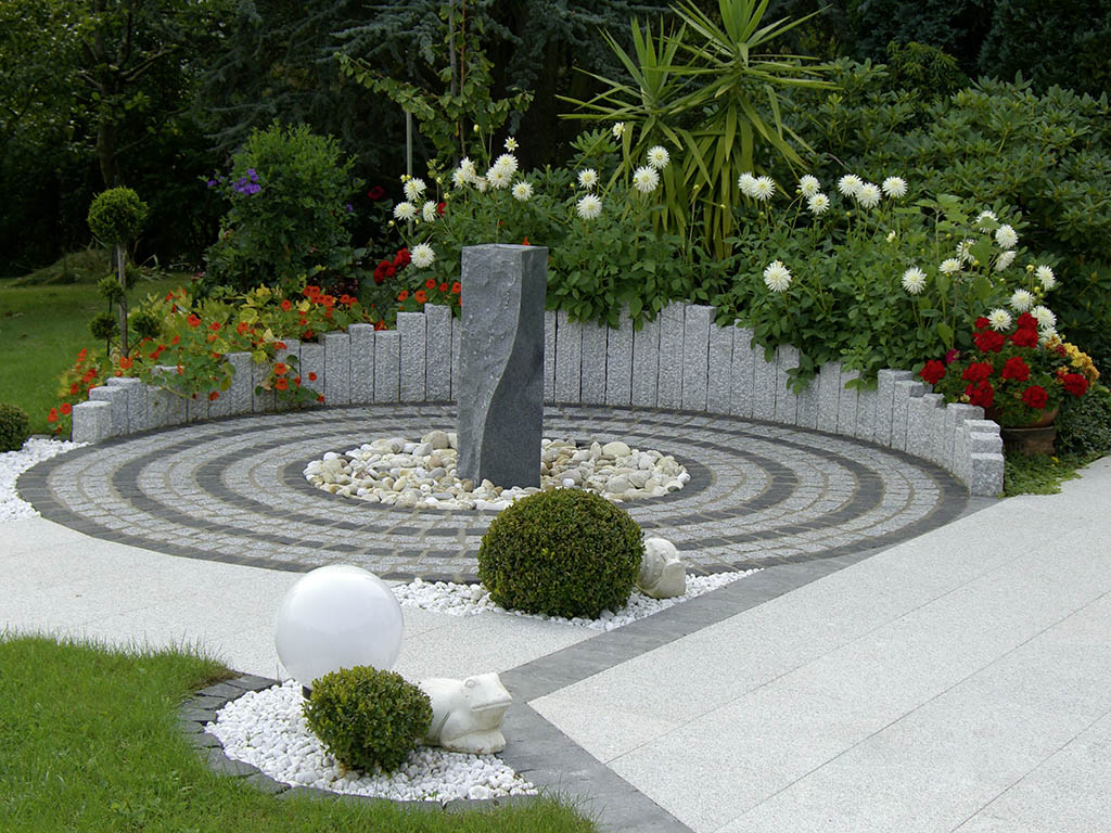 Natursteinpflasterkreis mit Brunnen