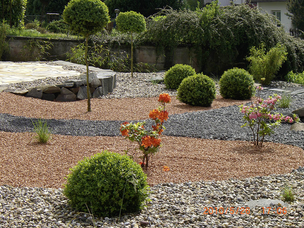 Splitt mit Formgehölzen