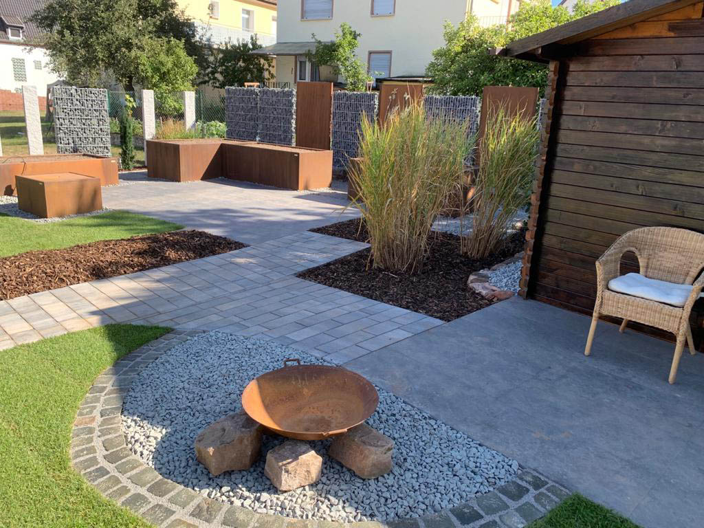 Sitzplatz mit Cortenstahl-Elementen