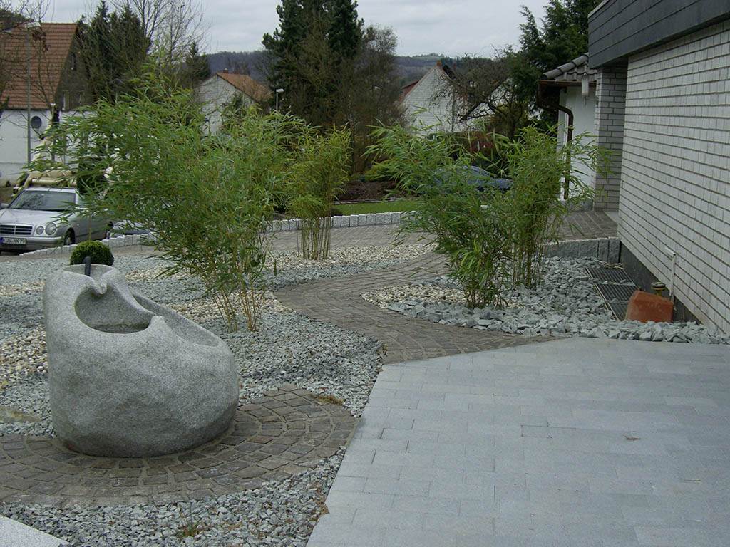 Natursteinpflasterweg und Granitbrunnen 