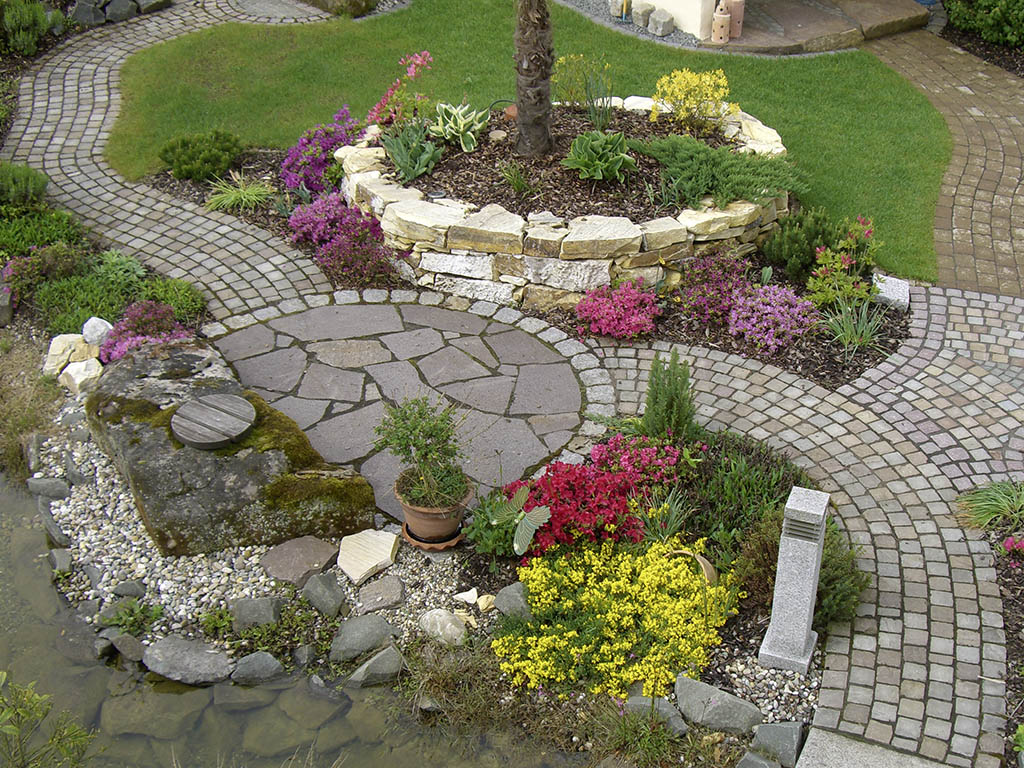 Hochbeet aus Trockenmauer und Natursteinpflasterweg 