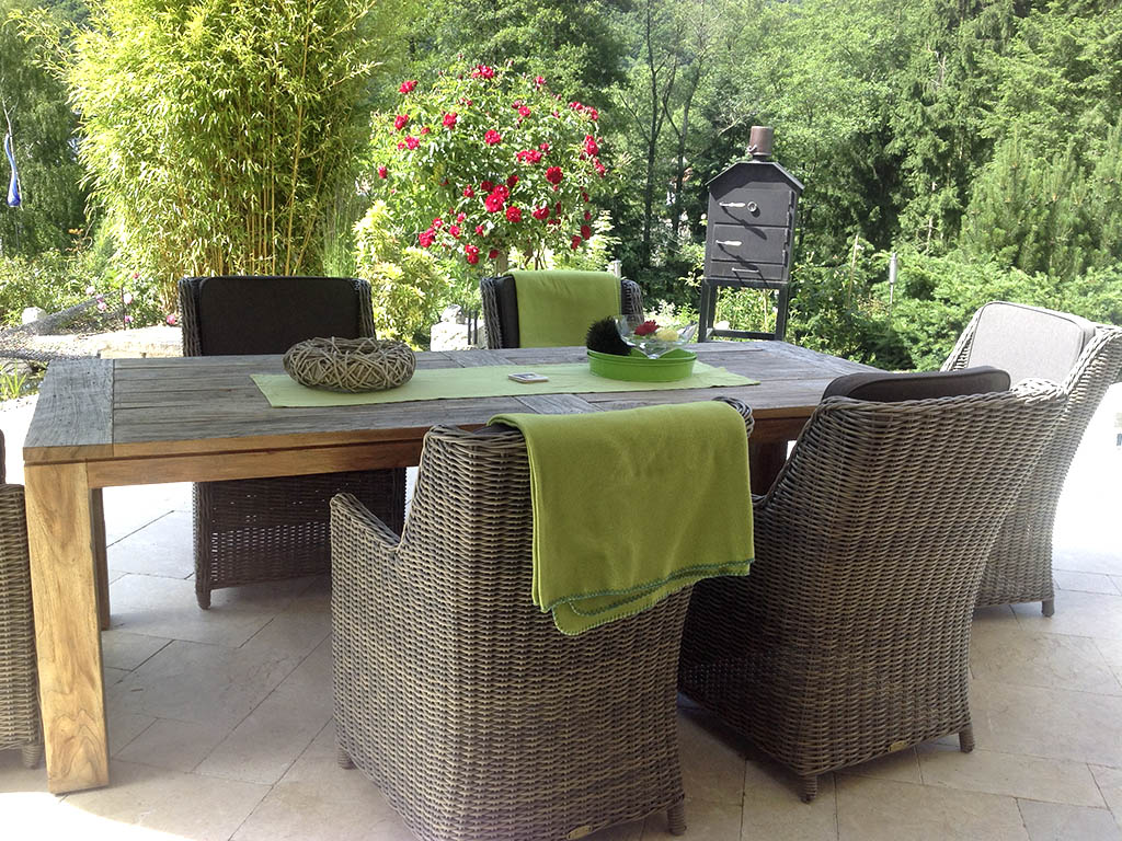 Sitzplatz auf Travertin-Platten 