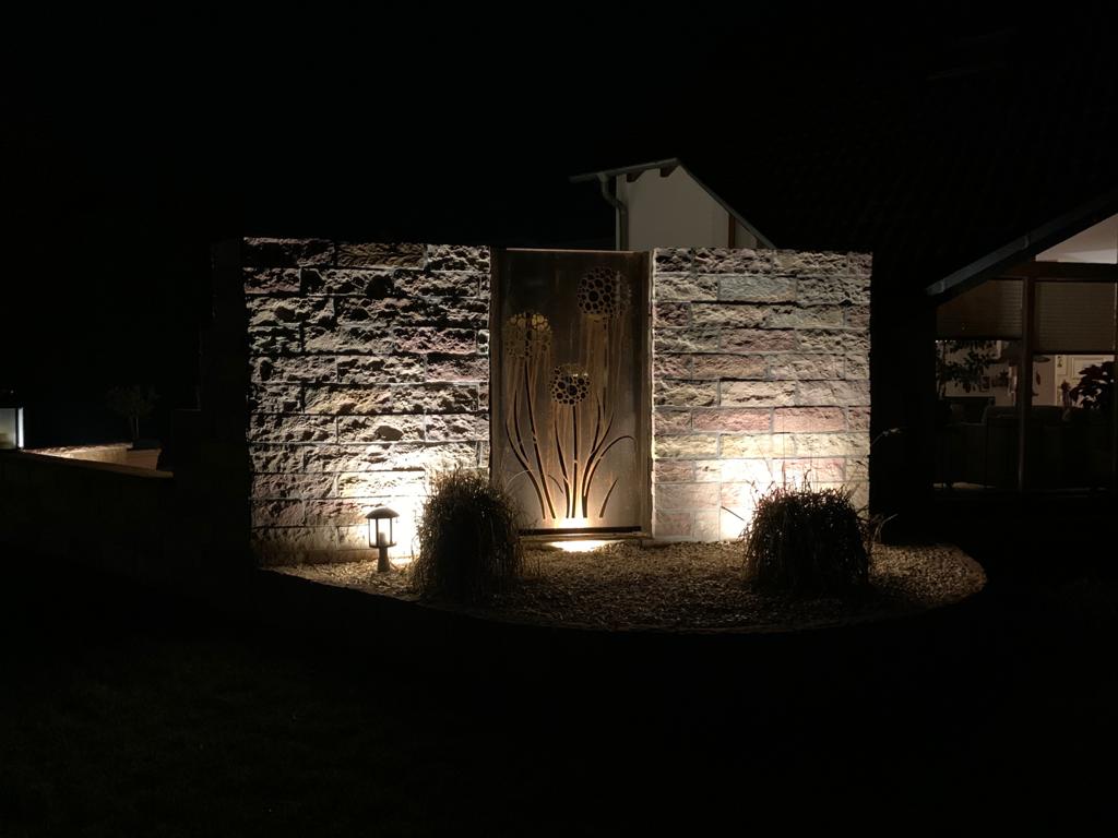 Objektbeleuchtung mit LED-Strahlern, Mauer mit Cortenstahl 