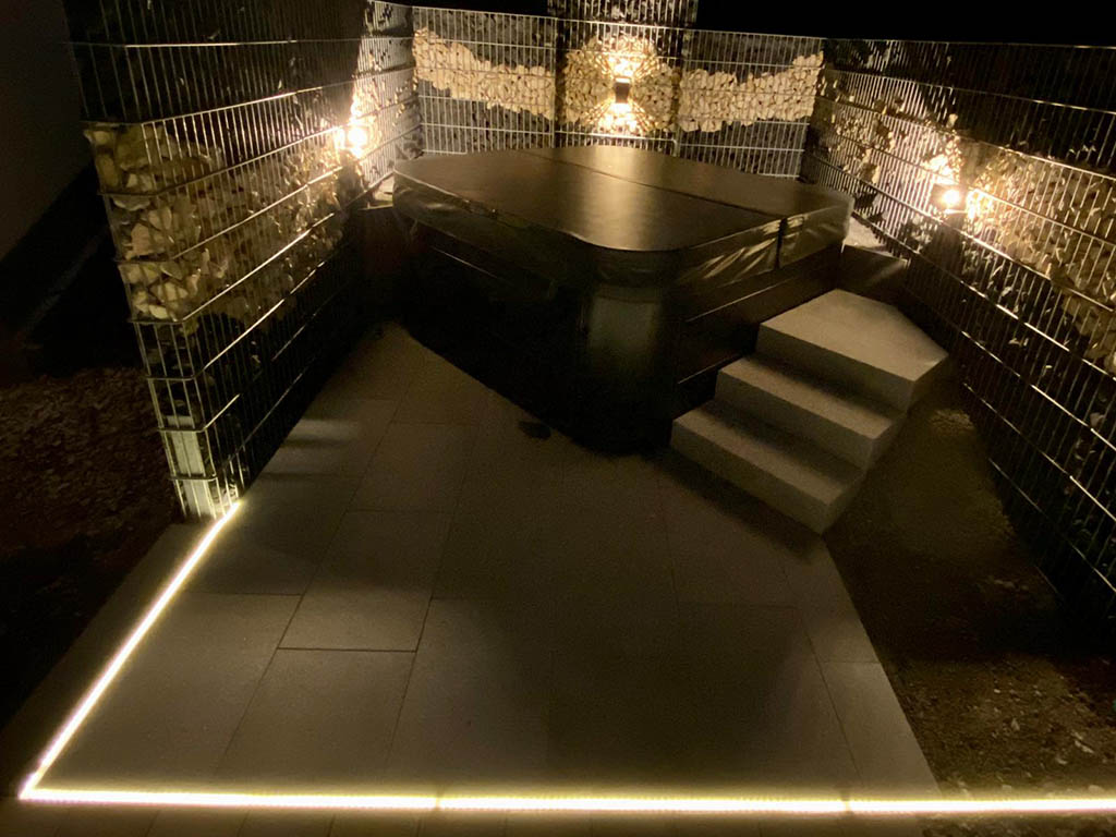 LED-Lichtstreifen und Up-Down-Strahler, Whirlpool