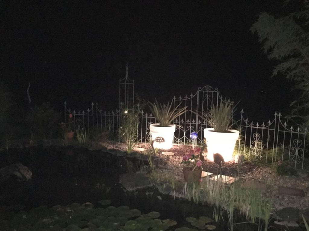 Leuchtende Blumenkübel als Deko-Objekt