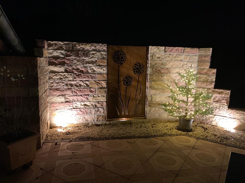 Sandsteinmauer ins rechte Licht gesetzt