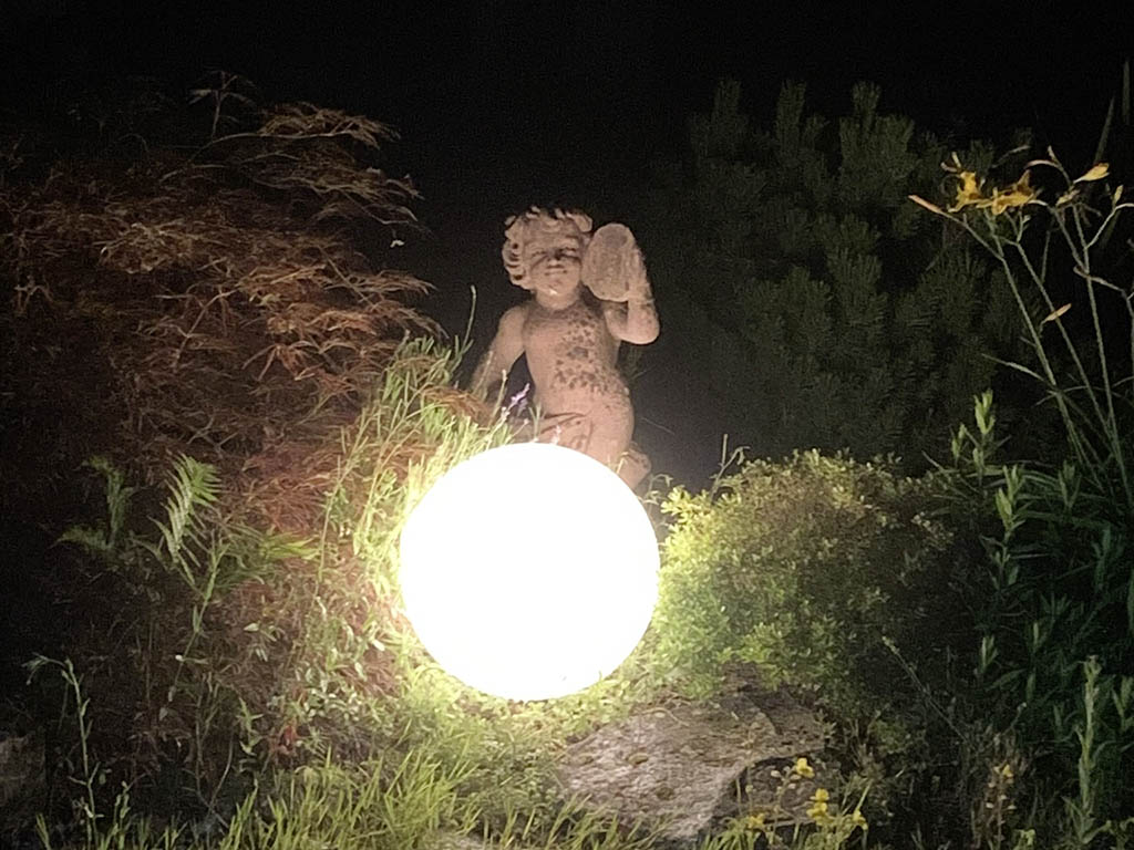 Sandsteinfigur mit Kugelleuchte