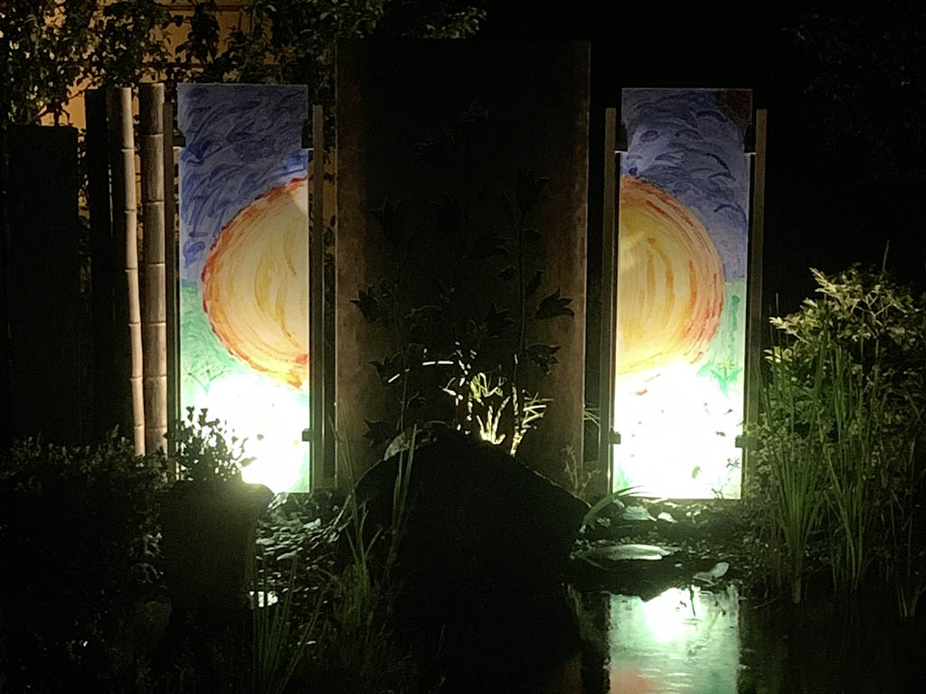 Effektbeleuchtung von Glas und Cortenstahl 