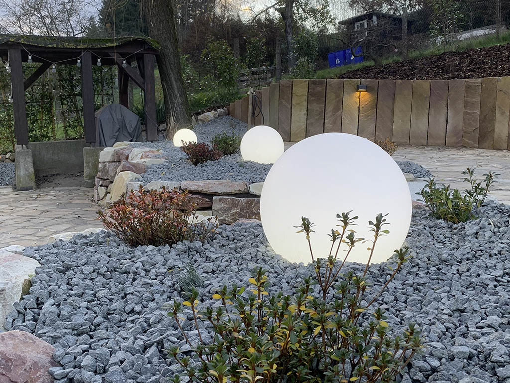 Terrassenbeleuchtung mit Kugelleuchten und Down-Leuchten