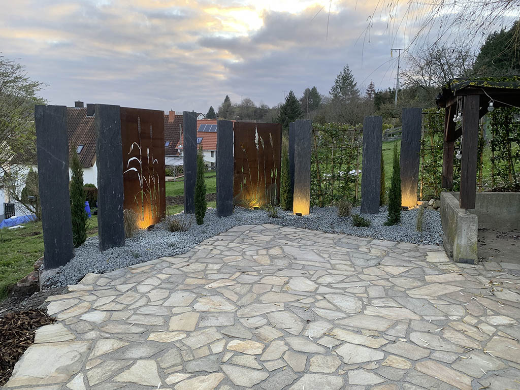 Beleuchtete Schieferstehle und Cortenstahl 