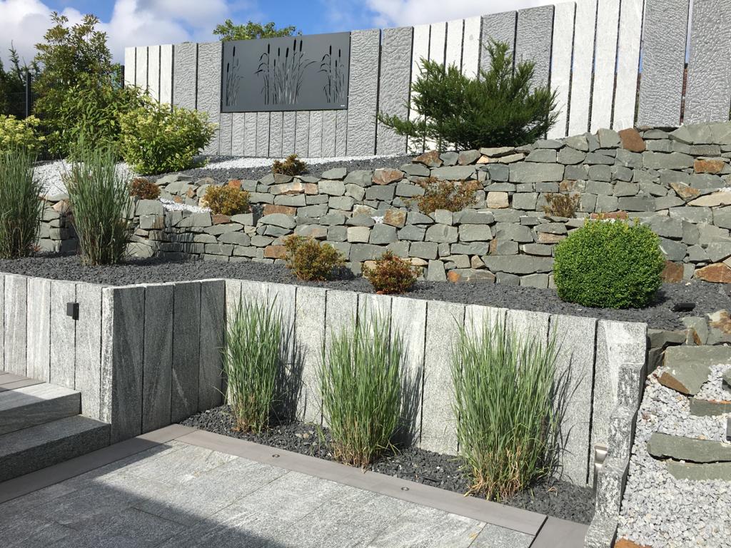 Trockenmauer und Palisaden