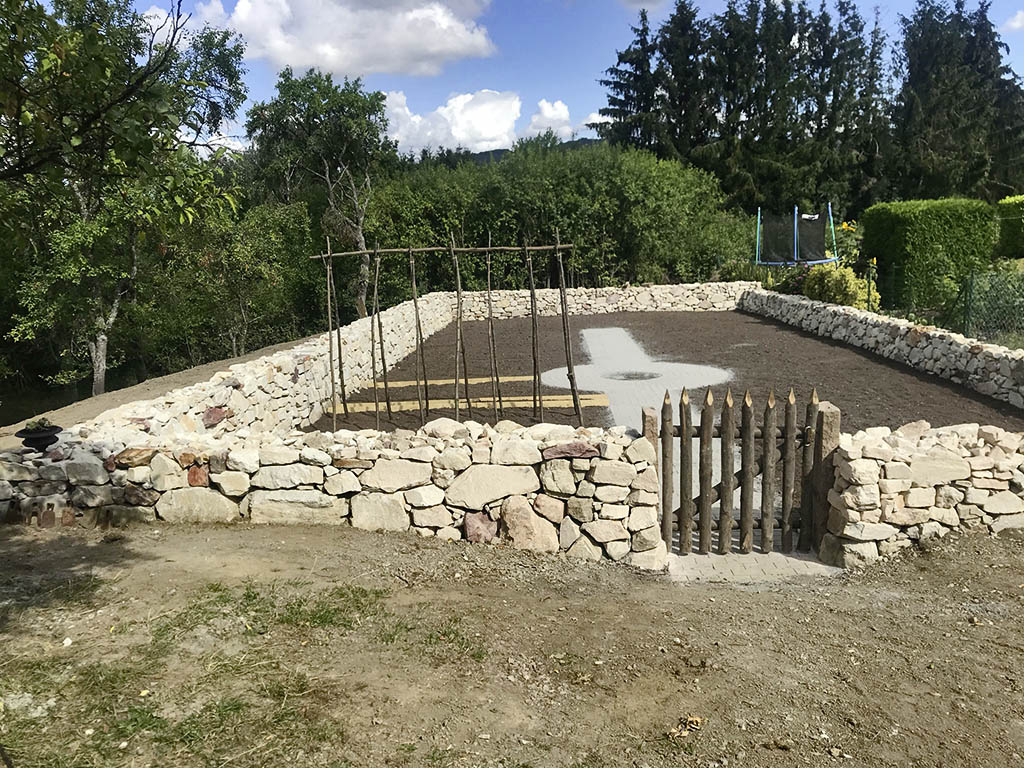 Trockenmauer aus Quarzit für Nostalgienutzgarten 