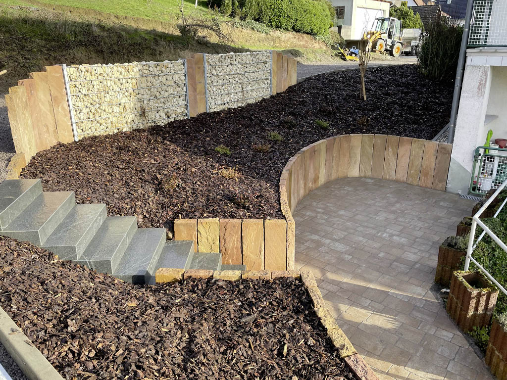 Sandsteinpalisaden, Granitstufen und Zaungabionen