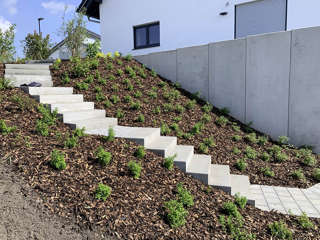 Betonblockstufen und Mauerscheiben