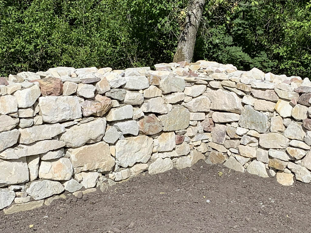 Quarzt-Trockenmauer 