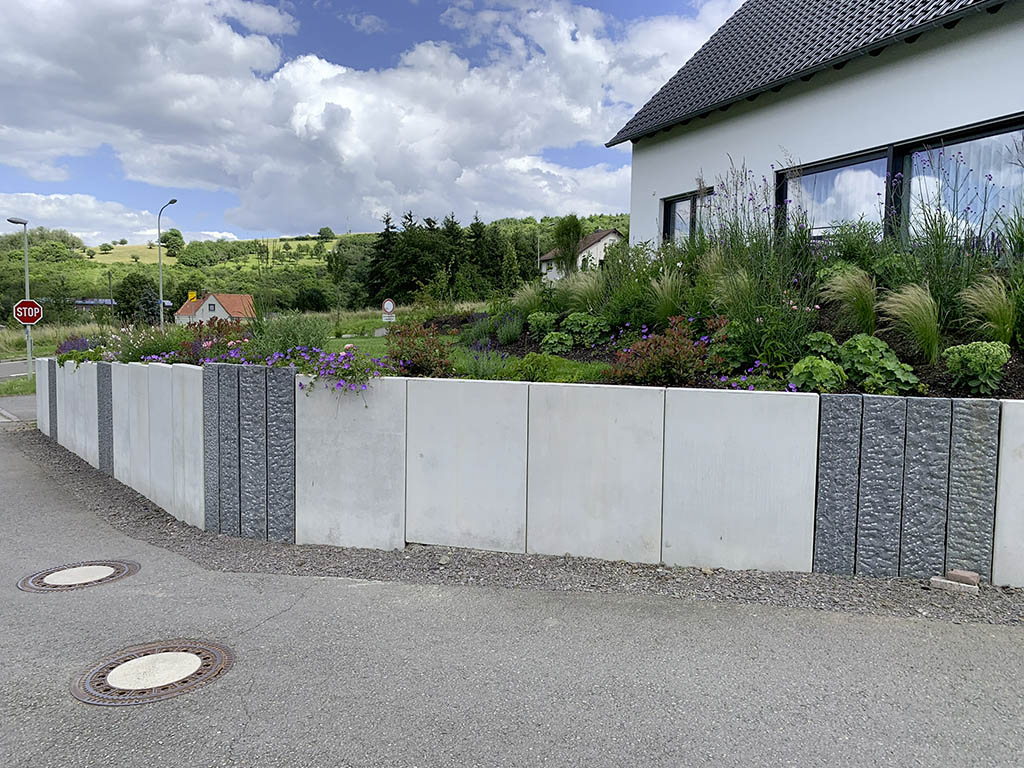 Mauerscheiben mit dunklen Granitpalisaden