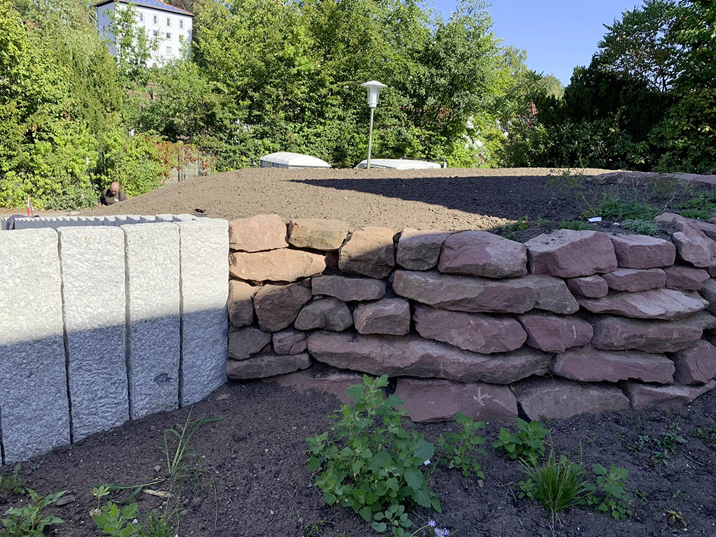 Granitpalisaden mit kleinen Sandsteinfindlingen 