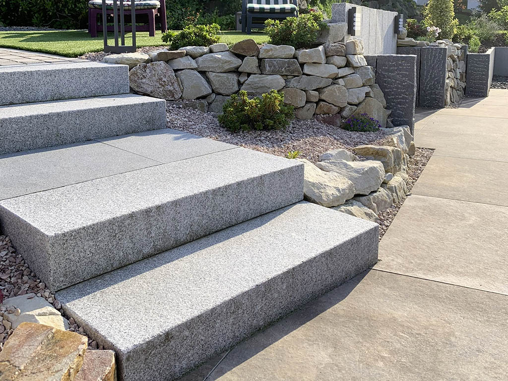 Granittreppe mit Trockenmauer